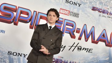 Vídeos mostram Tom Holland chorando na pré-estreia do Homem-Aranha