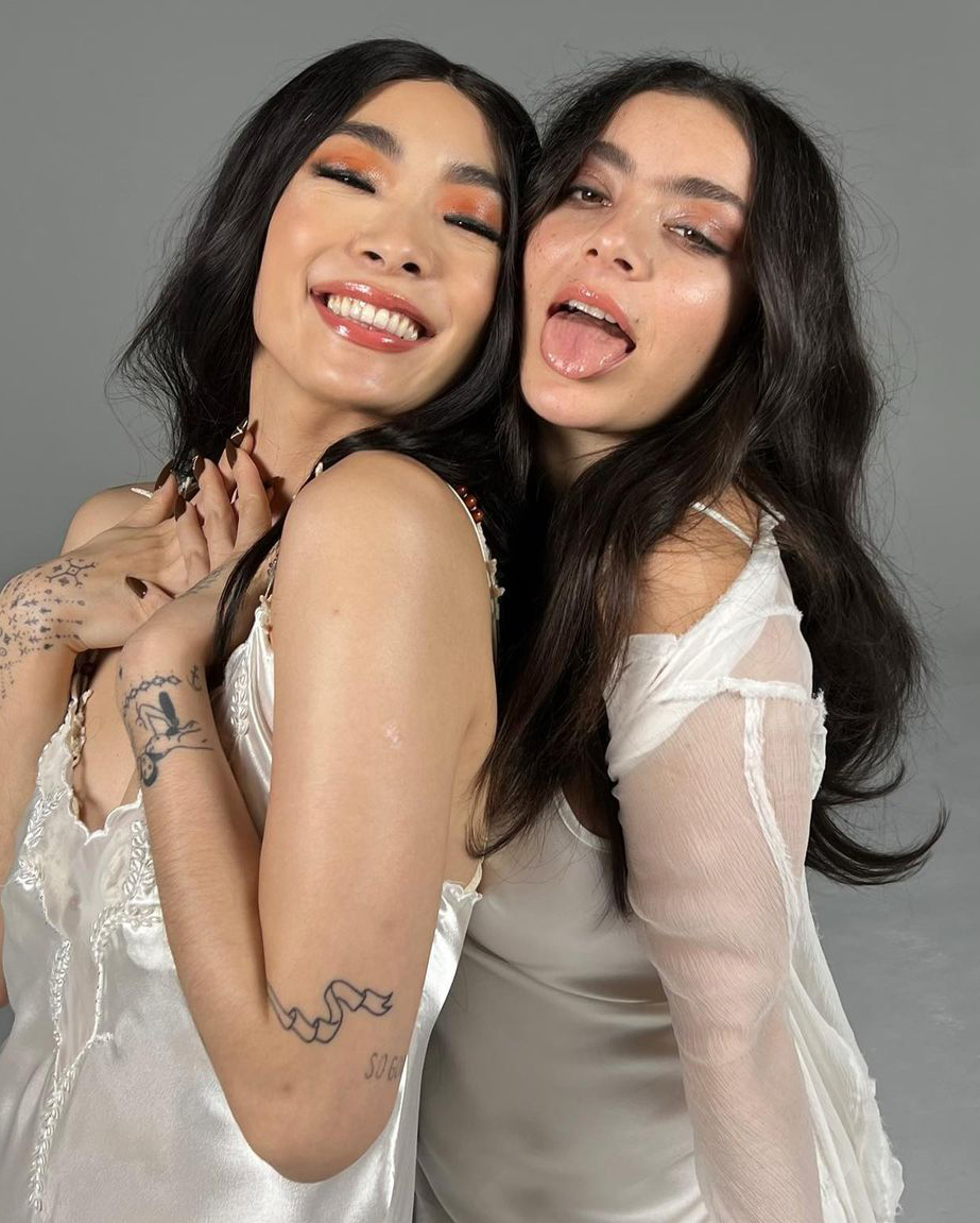 Charli XCX E Rina Sawayama Estão Juntas No Novo Single "Beg For You"