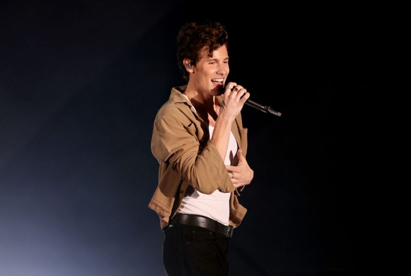 Shawn Mendes adia parte da turnê, mas promete novas músicas