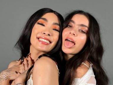 Charli XCX Faz Ritual Com Rina Sawayama No Clipe De "Beg For You"