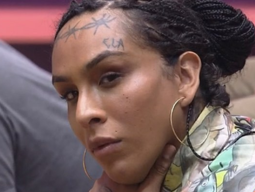 Linn da Quebrada é chamada de “troço” por apresentadores de podcast: “Ainda  tem 'Ela' tatuada na cara”