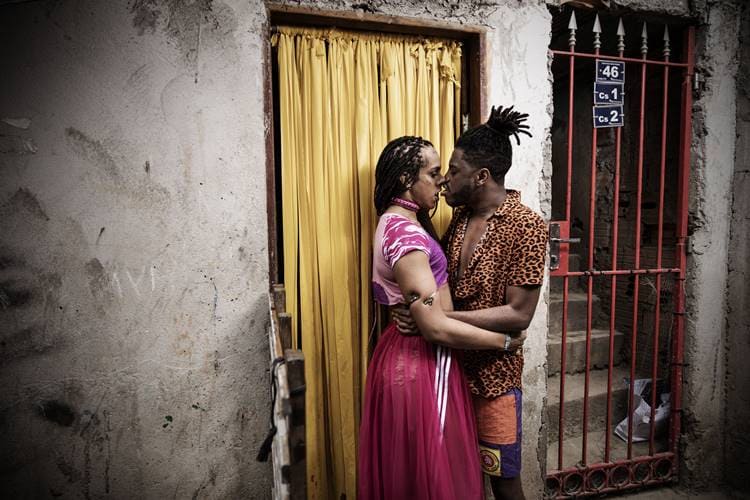 Linn da Quebrada, do "BBB", e Yuri Marçal se beijam em foto do filme "Vale Night"