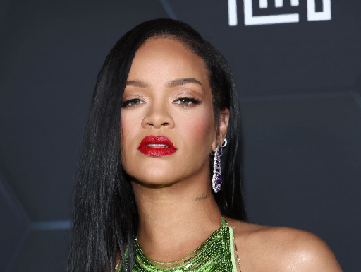 Rihanna: "meus fãs me matariam se eu os fizesse esperar por canções de ninar"