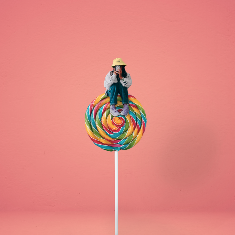 Capa de "Amor e Outras Drogas", single da artista PAPA, fruto da imersão musical da Fine Business.