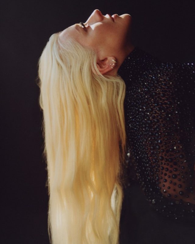"Estou continuamente me apaixonando pelo meu corpo", diz Christina Aguilera