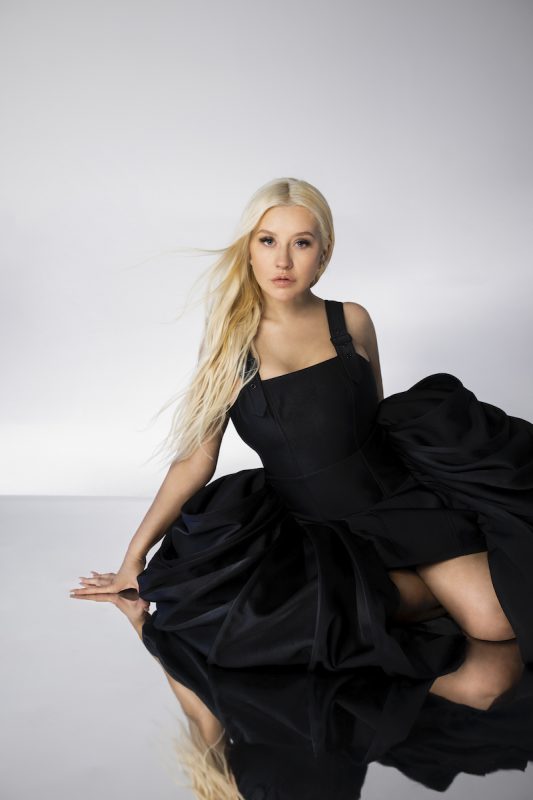 "Estou continuamente me apaixonando pelo meu corpo", diz Christina Aguilera