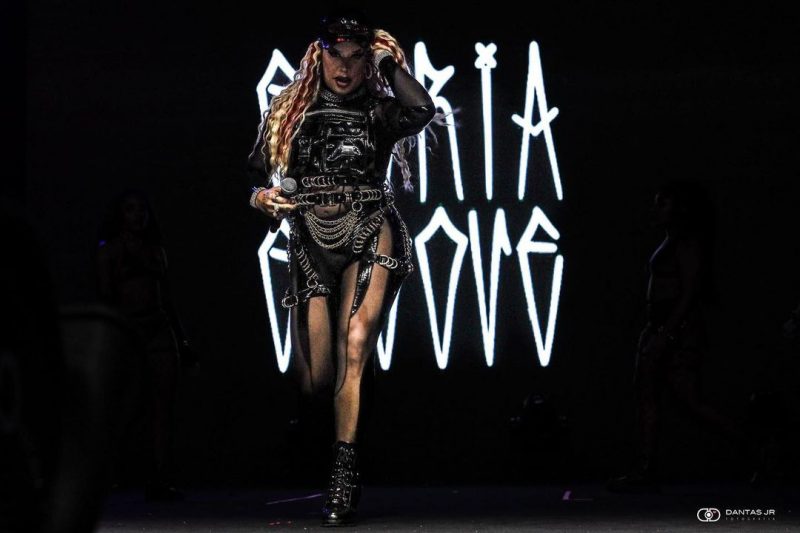 Gloria Groove homenageia Anitta cantando e dançando "Envolver" em show