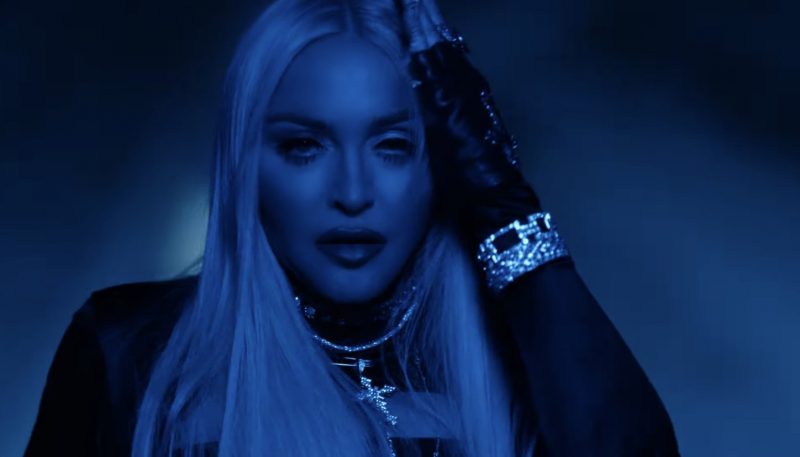 Madonna entrega beleza no clipe do remix de “Frozen” com Sickick e Fireboy DML