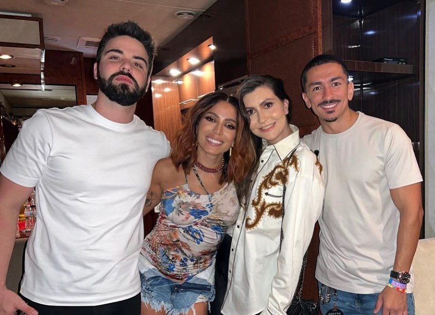 Anitta Agradece Equipe No Festival Coachella E Posa Com O Grupo De K ...