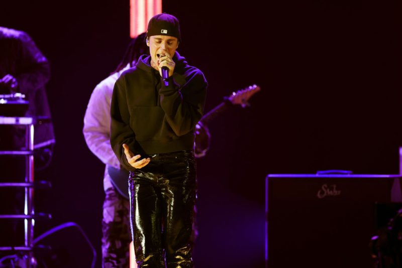 Justin Bieber apresenta "Peaches" com Daniel Caesar e Giveon no Grammy 2022