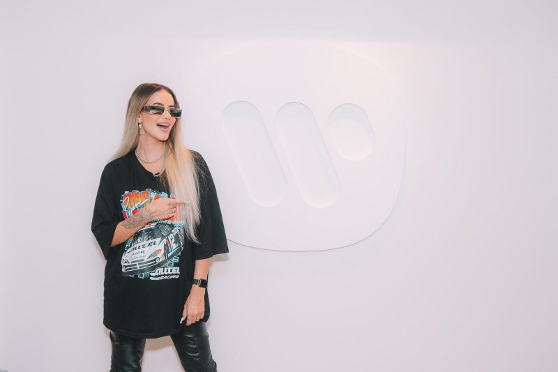 Lais Bianchessi assina contrato com a Warner Music Brasil 2