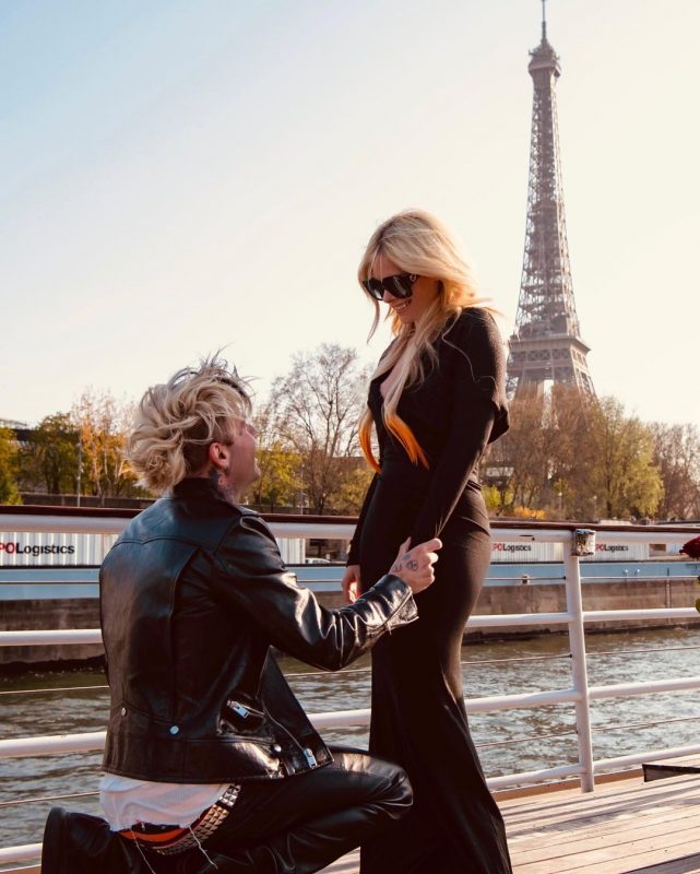 Avril Lavigne é pedida em noivado por Mod Sun na França