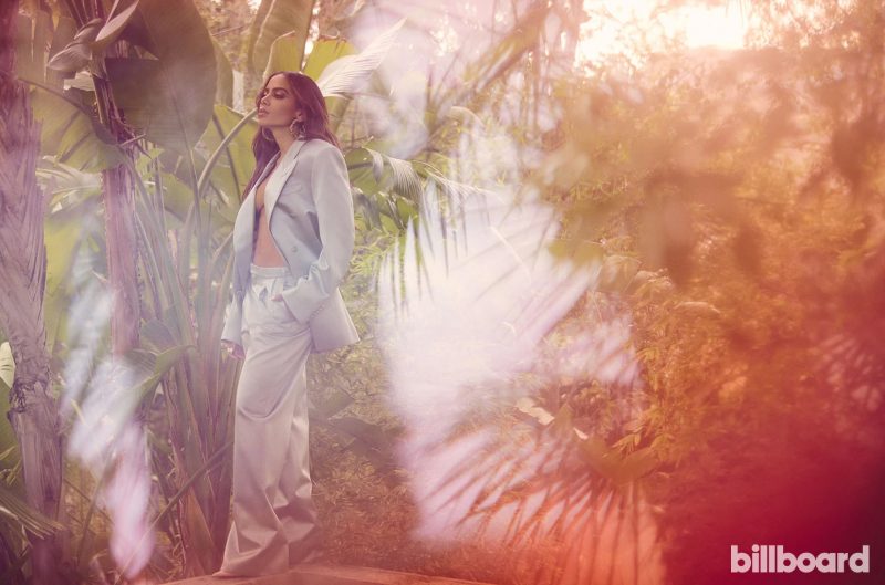 Anitta brilha na capa da conceituada revista Billboard