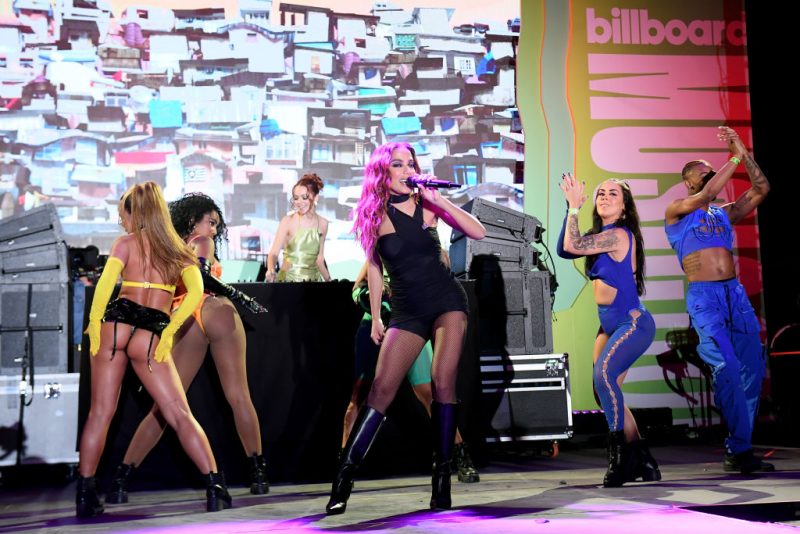 Anitta faz show em evento da Billboard e entrega 1ª performance de "Gata"