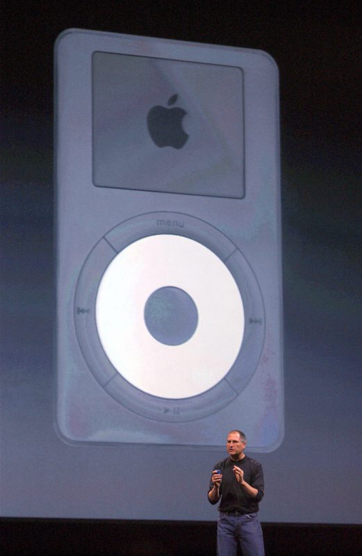 Steve Jobs anunciando o iPod há cerca de 20 anos. Foto: Getty Images (Uso Autorizado POPline)