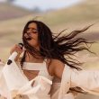 Camila Cabello divulga performance oficial de "Bam Bam" com belos cenários