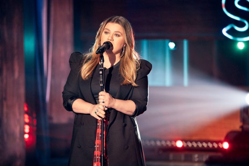 Kelly Clarkson lança versão de estúdio de "Happier Than Ever", cover da Billie Eilish