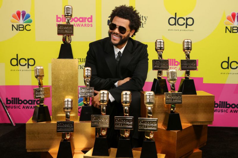 The Weeknd posa com seus 10 prêmios no Billboard Music Awards de 2021. 
