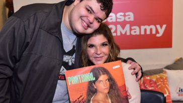Fã pede autógrafo à Cristiana Oliveira em capa da trilha de "Pantanal"
