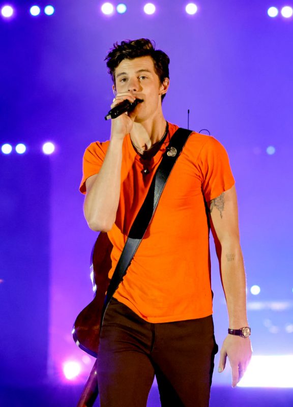 Shawn Mendes usa camiseta laranja em show por motivo especial