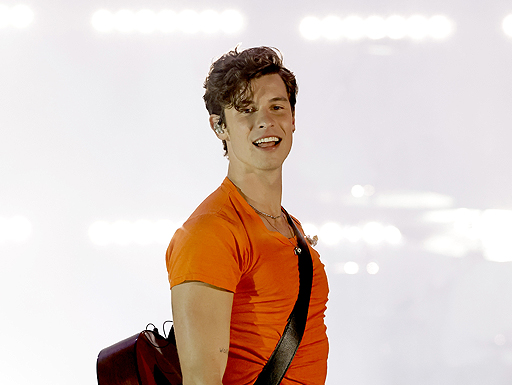 Shawn Mendes usa camiseta laranja em show por motivo especial