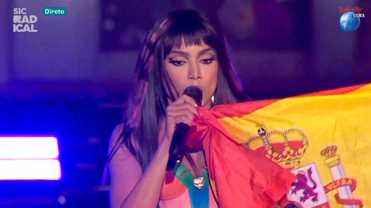 Anitta exibe bandeira da Espanha no RIR Lisboa e gera 'atrito' entre fãs