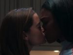 "Primeira Morte": Netflix mostra beijo de vampira e caçadora na série