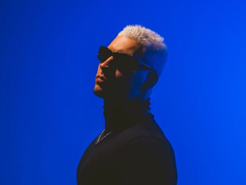 Filipe Ret em um fundo azul, identidade visual do álbum "LUME"