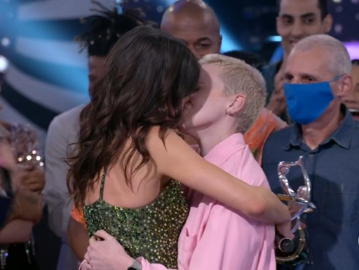 Vitória Strada dá beijão em Marcela Rica na final da "Dança dos Famosos"