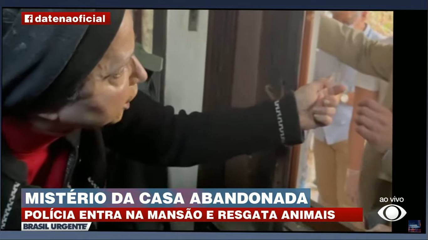 Polícia entra na casa abandonada de Margarida Bonetti e resgata cachorros