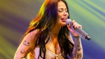 Cantora Tayara Andreza expõe repressão em show; prefeito se desculpa