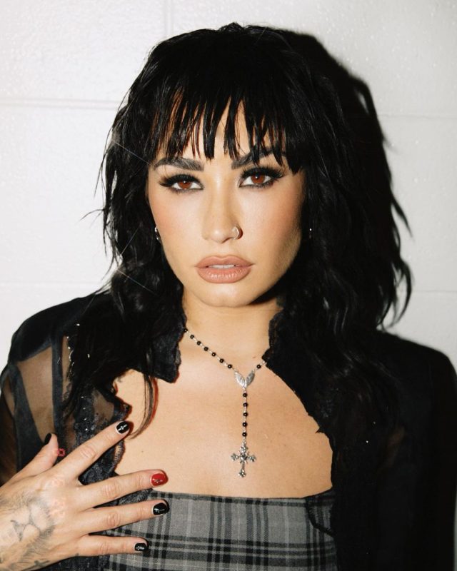 Demi Lovato fala sobre maturidade na música inédita "29" 