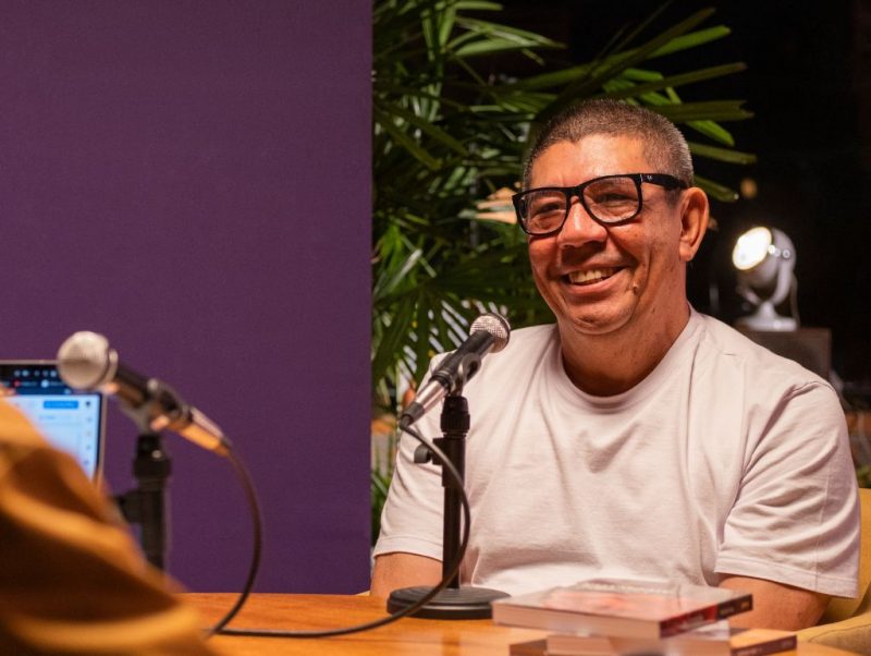 Emicida recebe o poeta Sérgio Vaz em uma conversa sobre inspirações na literatura no podcast ‘Chamaê’