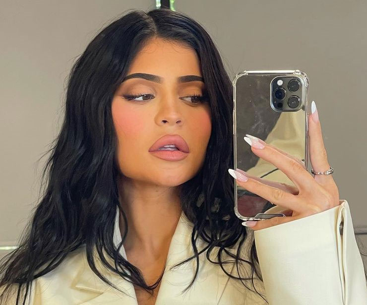 Kylie Jenner rebate crítica na web: "Ainda faço coisas normais"