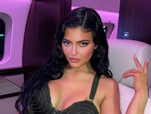 Kylie Jenner rebate crítica na web: "Ainda faço coisas normais"