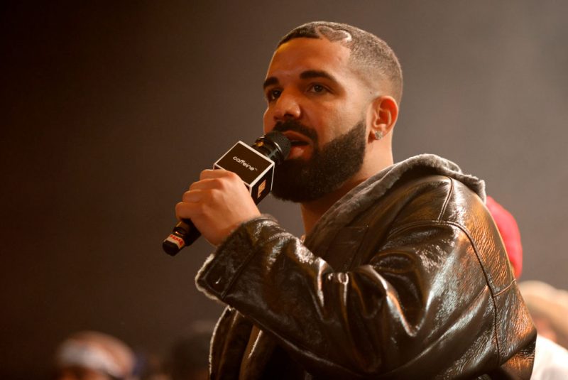 Drake arma barraco com crítico musical da internet: "sua existência é nota 1"