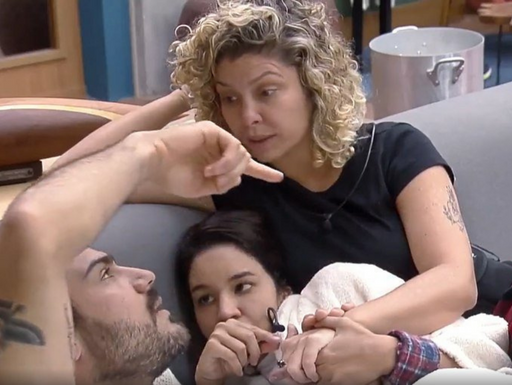 A Fazenda: Bárbara afirma que Deolane está tentando 'seduzir' Shay para o seu grupo