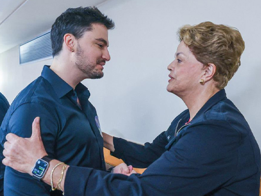 Felipe Neto pede perdão para Dilma Rousseff durante encontro