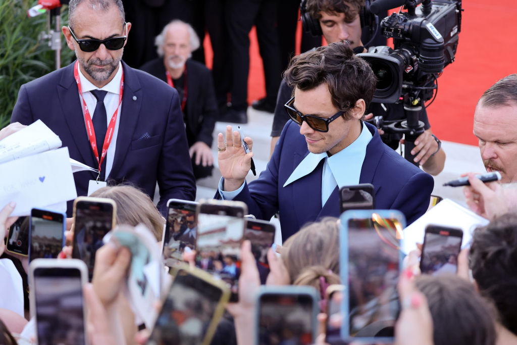 Harry Styles faz bate-e-volta entre EUA e Itália para promover filme