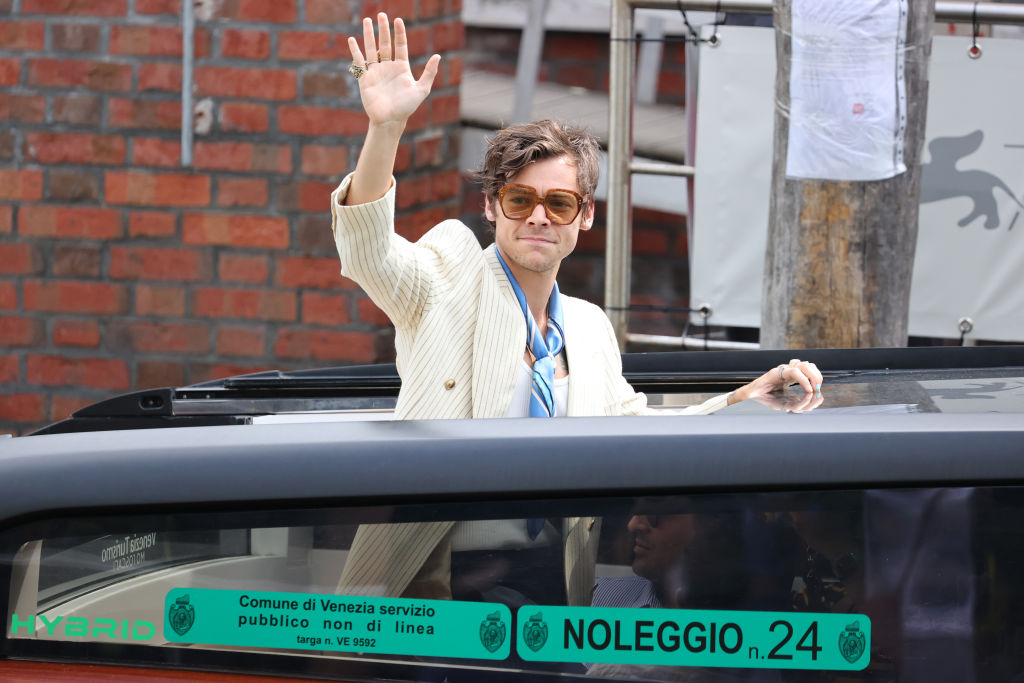 Harry Styles faz bate-e-volta entre EUA e Itália para promover filme