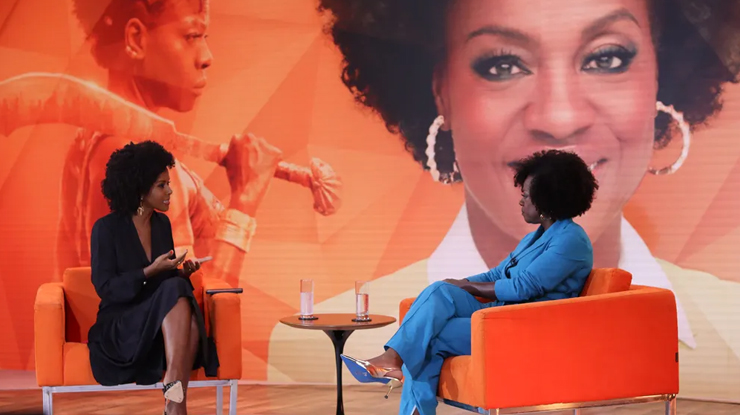 Maju Coutinho entrevista Viola Davis no palco do "Fantástico"
