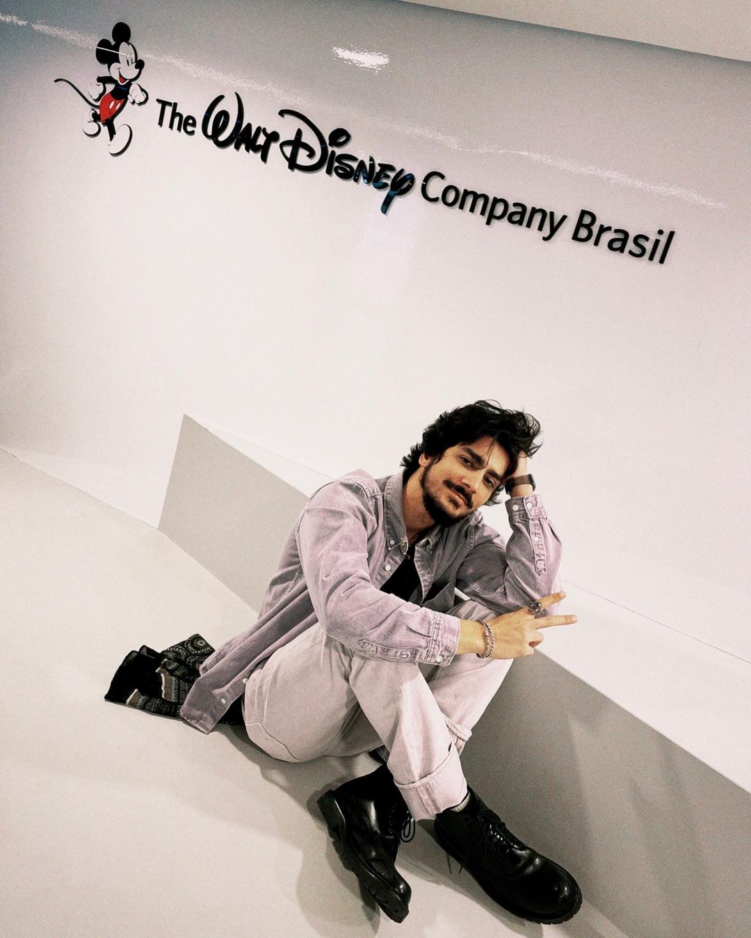 Rhener Freitas já foi garçom como seu personagem na série "O Coro"