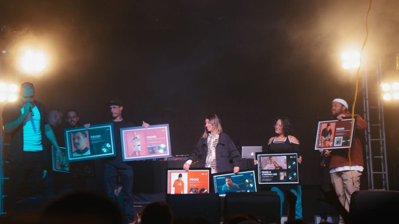 Froid recebe placa de Disco de Diamante por “O Pior Disco do Ano” durante apresentação em São Paulo