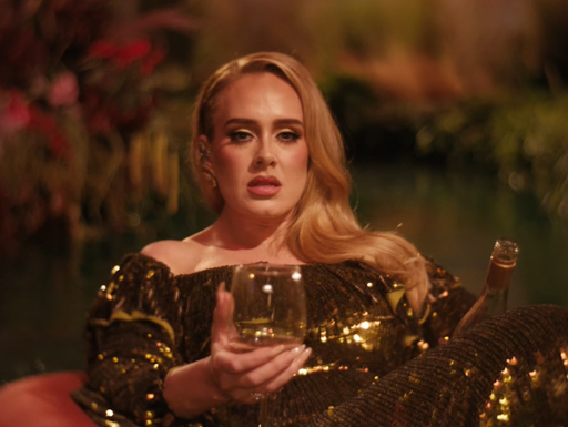 Adele navega pelas águas do coração partido no clipe I Drink Wine