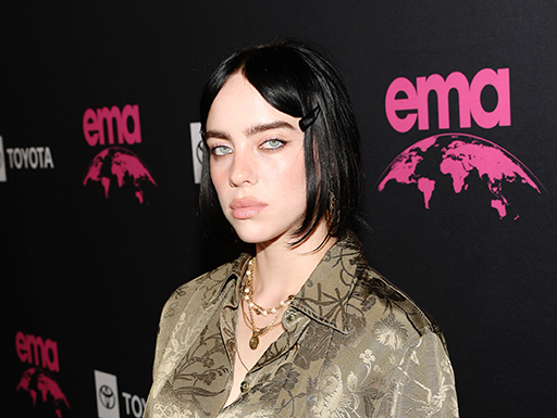 Billie Eilish aparece de mãos dadas com vocalista do The Neighbourhood