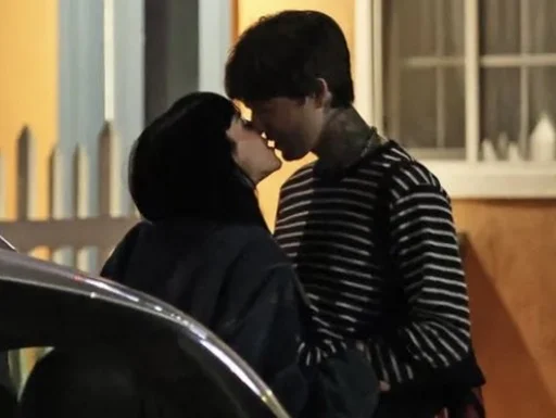 Billie Eilish e vocalista do The Neighbourhood são flagrados aos beijos