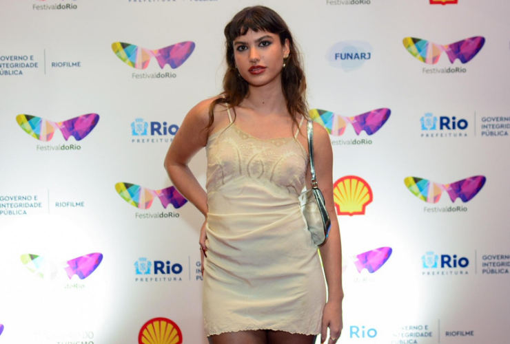 Giovanna Grigio, de "Rebelde", surge de camisola em festival no RJ