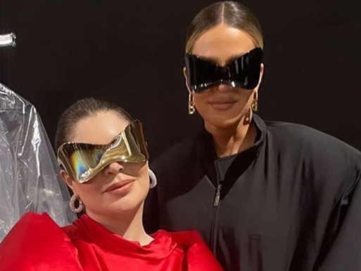 Amigas? Gkay e Khloé Kardashian posam juntas em desfile