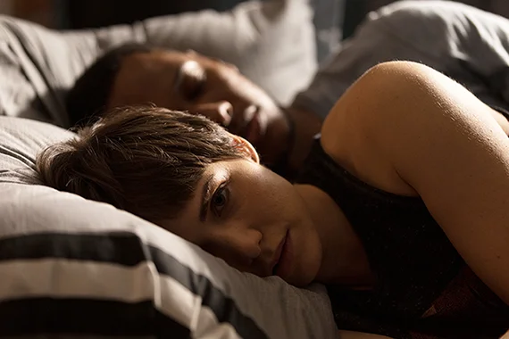 Com cenas de sexo em filme, Letícia Colin pede para o pai fechar os olhos