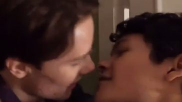 Atores de "Young Royals" brincam de "quase beijo" em vídeo